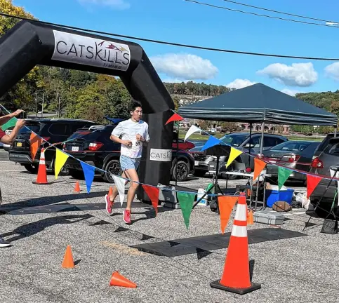 A runner crossing under the Catskills finish arch